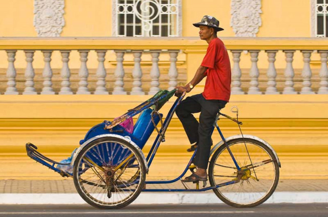 Cambodge - Phnom Penh - Cyclo-pousse dans les rues de Phnom Penh
