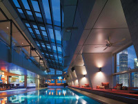 Malaisie - Kuala Lumpur - Traders Hotel - Piscine et Sky Bar du Traders avec vue sur les Tours Petronas