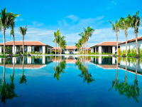 Vietnam - Danang - Fusion Maia Danang - Piscine et vue générale de l'hôtel