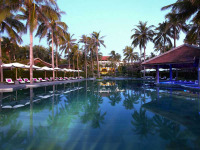 Vietnam - Phan Thiet - Anantara Mui Ne Resort & Spa - Piscine et vue générale