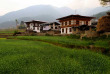 Bhoutan - Vallée et maison traditionnelle au Bhoutan