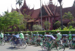 Cambodge - Phnom Penh - Cyclo-pousse devant le Musée d'Histoire