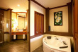 Cambodge - Siem Reap - Hotel Borai Angkor Resort & Spa - Salle de bains de la Borei Suite