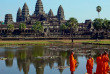 Cambodge - Siem Reap - Moines bouddhistes devant Angkor Wat