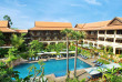 Cambodge - Siem Reap - Victoria Angkor Resort & Spa - Piscine et vue générale de l'hôtel