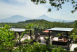 Indonésie - Jogjakarta - Plataran Borobudur Resort & Spa - Vue sur le volcan Merapi depuis la Patio Deck