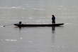Laos - Descente du Mékong en croisière à bord du Vat Phou - Pêcheur sur le Mékong