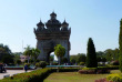 Laos - Le Patuxai et l'avenue Lan Xang à Vientiane