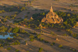 Myanmar - Survol de la plaine des mille pagodes de Bagan © Marc Dozier