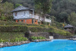 Népal - Cottage et piscine du Begnas Lake Resort © Begnas Lake Resort