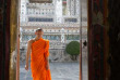 Thailande - Une moine au Palais Royal de Bangkok