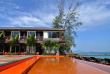 Thailande - Koh Samet - Baan Ploy Sea - Grande terrasse et piscine de l'hôtel © Samed Resort