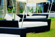 Vietnam - Danang - Fusion Maia Danang - lit de repos dans les jardins de l'hôtel