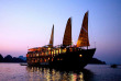Vietnam - Baie d'Halong en sampan - Coucher de soleil à bord de la jonque © 