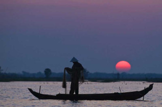 Cambodge - Pêcheur sur le Tonle Sap © Marc Dozier