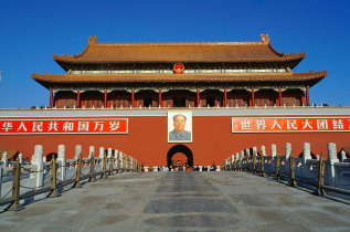 Chine - Pekin - Entrée de la Cité Interdite depuis la Place Tian An Men © CNTA