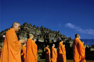 Indonésie - Java - Moines bouddistes et temple de Borobudur