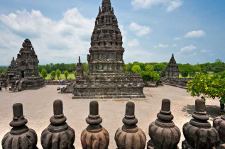 Indonésie - Java - Temple de Prambanan © Luciano Mortula – Shutterstock