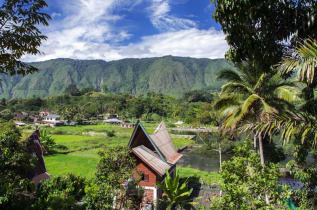 Indonésie - Sumatra - Maison Batak sur l'île de Samosir © GnNick – Shutterstock