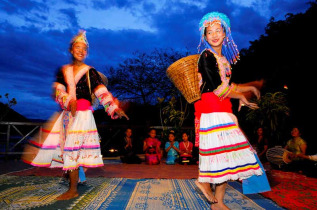 Laos - Descente du Mékong en croisière à bord du Pak Ou - Spectacle de danses au LuangSay Lodge