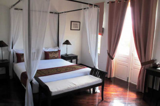 Laos - Pakse - Sisouk Residence - Pink Deluxe Room