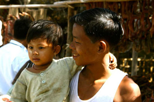 Myanmar - Yangon - Rencontre dans les rues de la ville