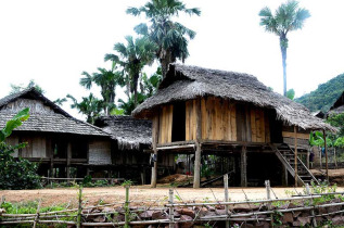 Vietnam - Les ethnies de Mai Chau - L'ethnie Thai en chemin dans les rizières