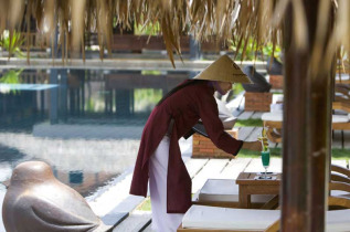 Vietnam - Hue - Pilgrimage Village Hue - Service au bord de la piscine