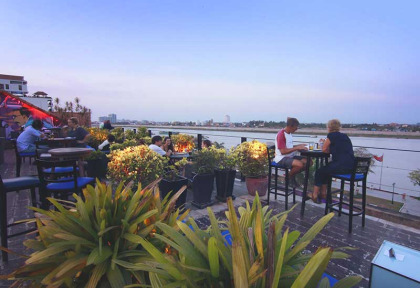 Cambodge - Phnom Penh - Amanjaya Pancam Hotel - Dîner sur la terrasse face au Mékong
