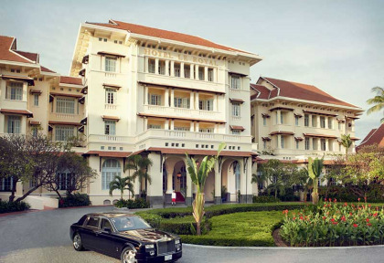 Cambodge - Phnom Penh - Raffles Hotel Le Royal - Vue extérieur et entrée