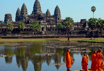 Cambodge - Siem Reap - Moines bouddhistes devant Angkor Wat