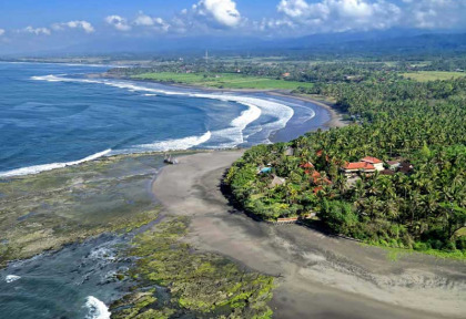 Indonésie - Bali - Vue aérienne du Cap Medewi © Puri Dajuma Cottages