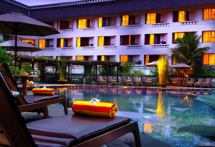 Indonésie - Jogjakarta - Santika Premiere Jogja - Piscine et vue extérieure de l'hôtel
