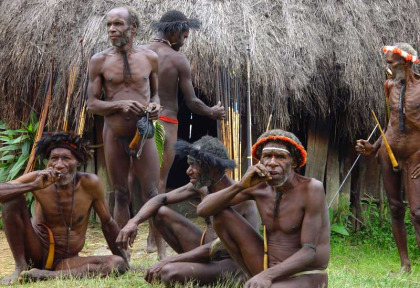 Indonésie - Papua - Baliem Valley - Visite d'un village Dani © Dr Weiglein Expeditions GmbH