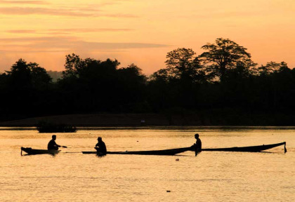 Laos - Pêcheur dans le Sud Laos © Photo-of-laos.org
