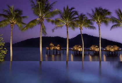 Malaisie - Pangkor Laut - Pangkor Laut Resort - Vue de nuit sur la piscine et sur les Sea Villas