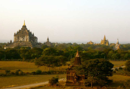 Myanmar - Coucher de soleil sur les temples de Bagan