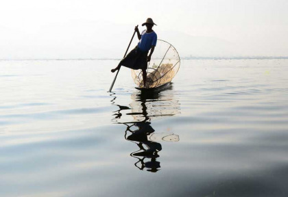 Myanmar – Lac Inle – Pêcheur Intha © Hannah Denski – Shutterstock