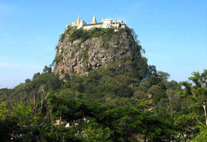 Myanmar - Vue sur le sanctuaire du Mont Popa