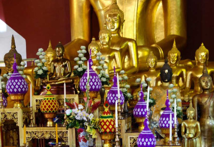 Thailande - Sculptures de Bouddha dans un temple de Chiang Mai