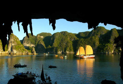  Vietnam - Croisière en Baie d'Halong - Une jonque dans la Baie d'Halong 