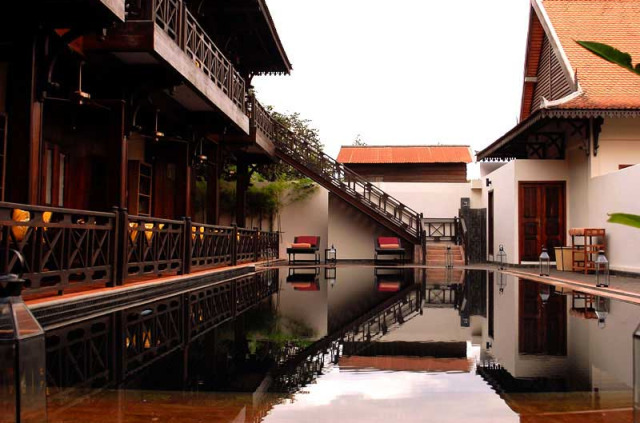Cambodge - Siem Reap - Samar Villas and Spa Resort - Piscine et vue extérieure © Philippe Charlot - 2011