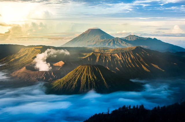 Indonésie - Java - Lever de soleil sur le Mont Bromo © Zephyr – Shutterstock