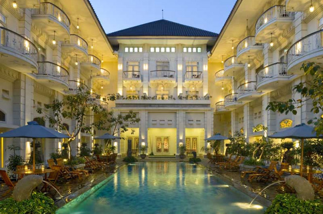 Indonésie - Jogjakarta - The Phoenix Hotel Yogyakarta - MGallery Collection - Vue extérieure et piscine en soirée © Philippe Wang