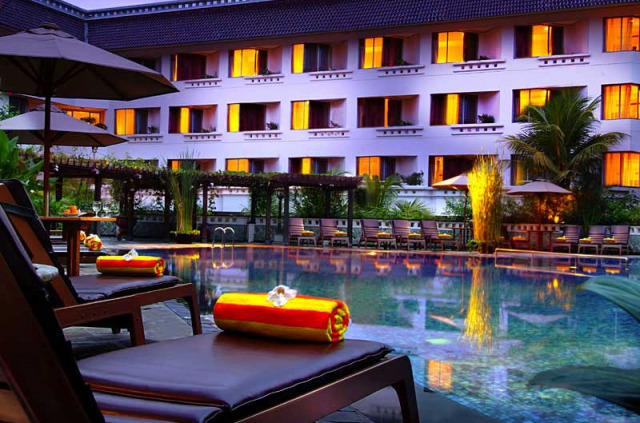 Indonésie - Jogjakarta - Santika Premiere Jogja - Piscine et vue extérieure de l'hôtel