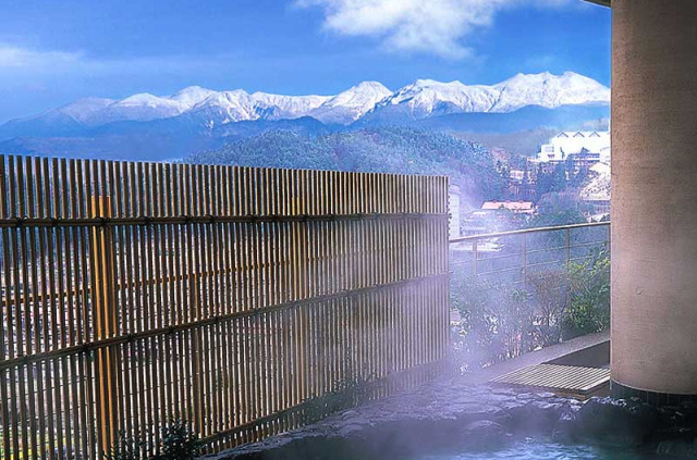 Japon - Takayama - Onsen avec vue sur la montagne © Associa Hotels & Resorts