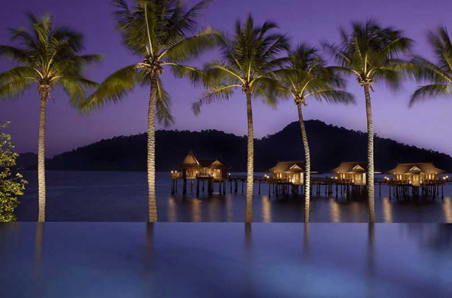 Malaisie - Pangkor Laut - Pangkor Laut Resort - Vue de nuit sur la piscine et sur les Sea Villas