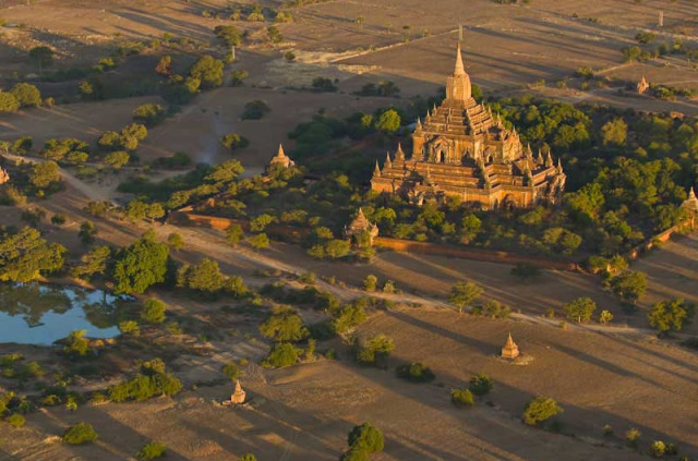 Myanmar - Survol de la plaine des Mille Pagodes de Bagan © Marc Dozier