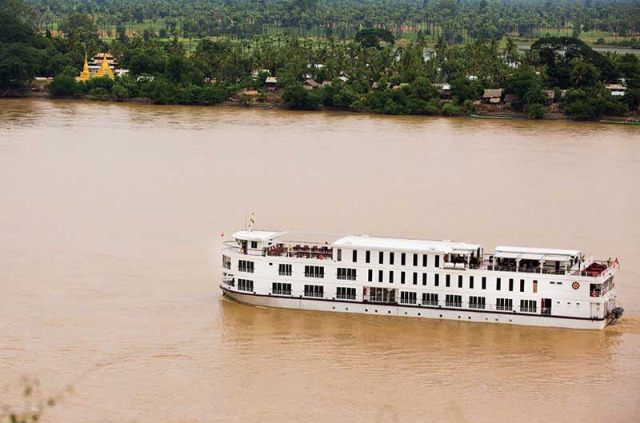 Myanmar - Circuit Les secrets de la rivière Chindwin - L'Orcaella naviguant sur la rivière Chindwin © Belmond Hotels and Cruises