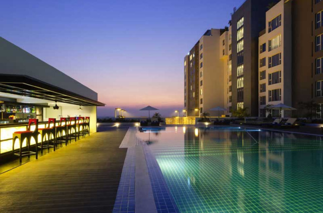 Myanmar – Yangon – Novotel Yangon Max – Piscine et vue extérieure © Tarik Gok